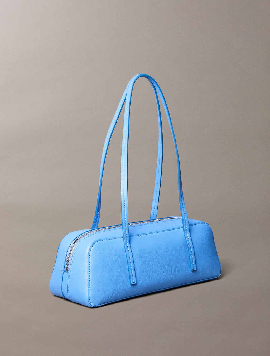Bolso de hombro con logotipo metalizado