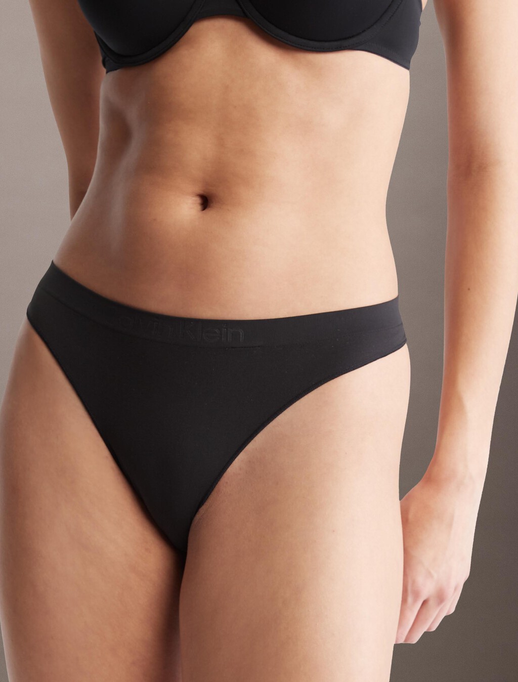 Tanga de media cintura con costura sellada