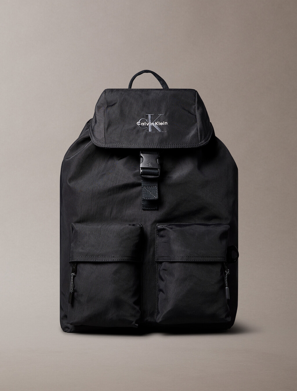 Mochila con cierre superior con logotipo monograma de nailon
