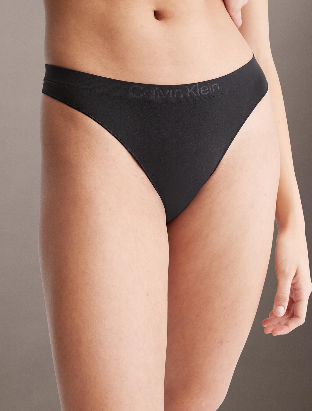Tanga de media cintura con costura sellada