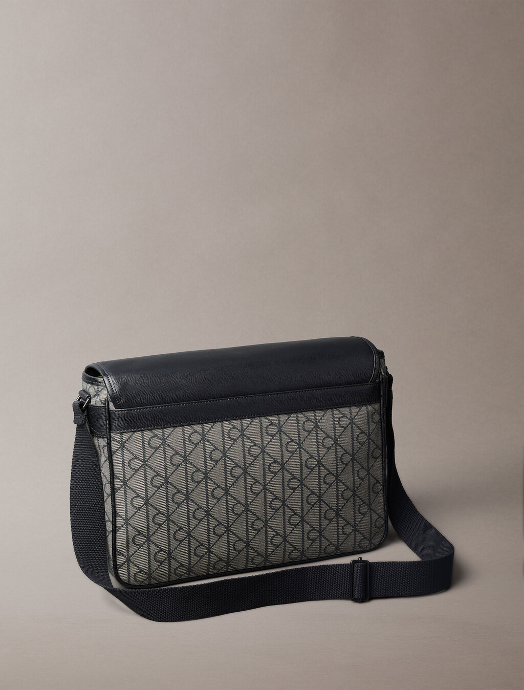 Bolso bandolera jacquard con logotipo emblemático