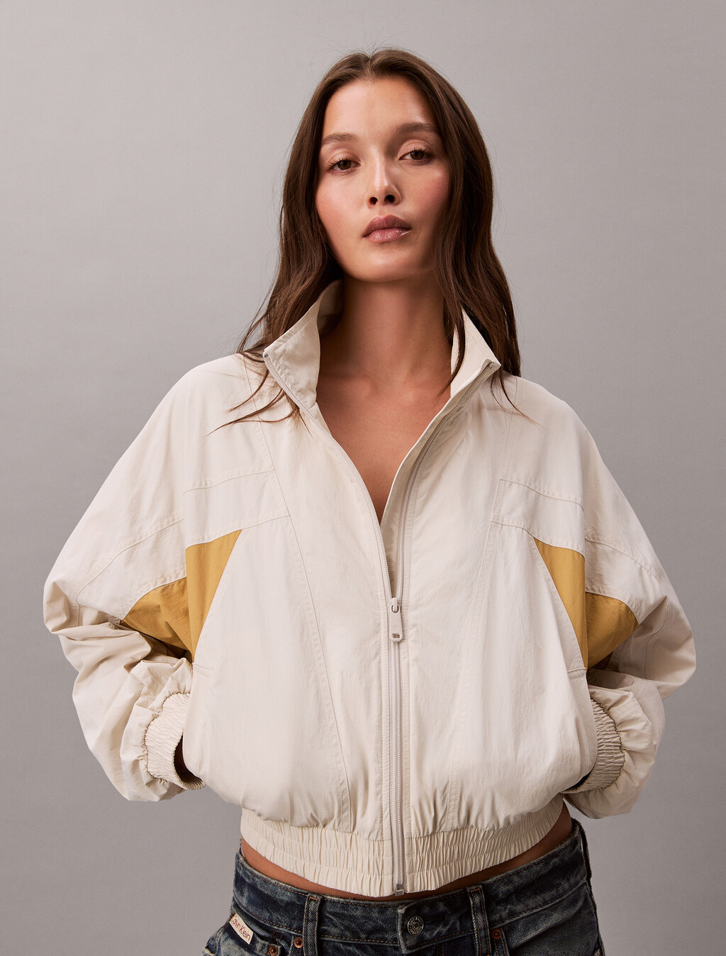 Chaqueta de nylon con bloques de color corta