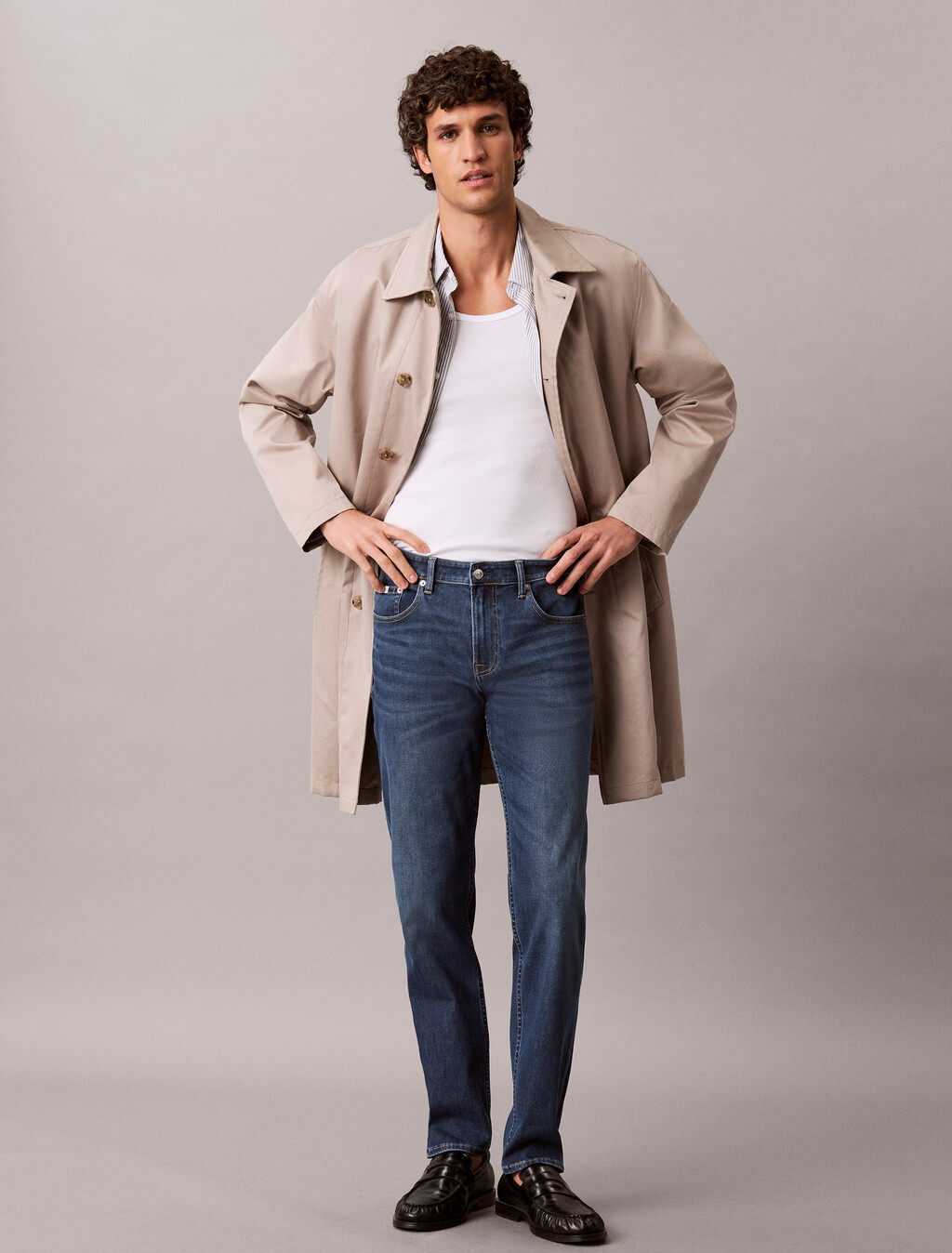 Pantalones vaqueros ajustados de denim oscuro