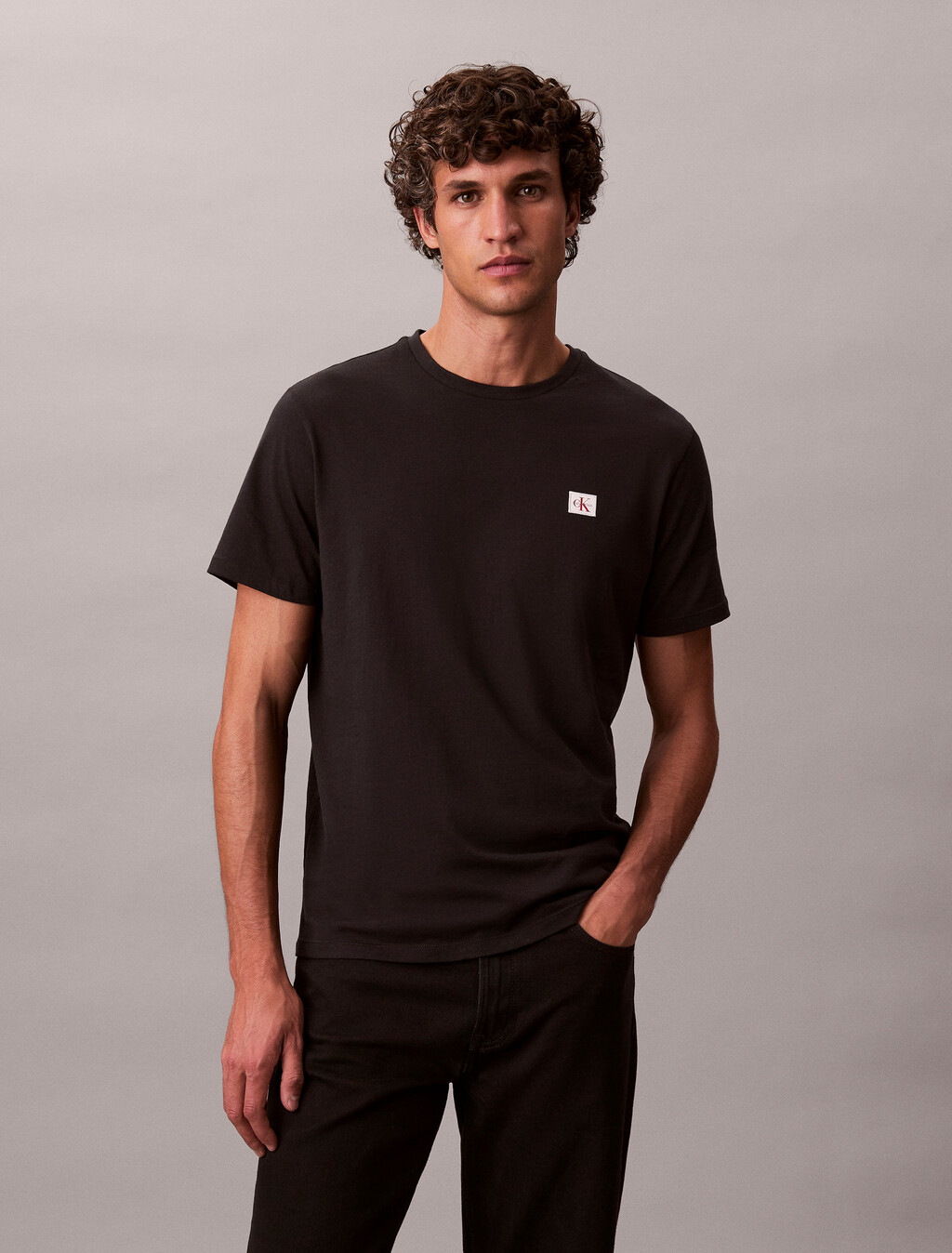 Camiseta clásica con parche de monograma