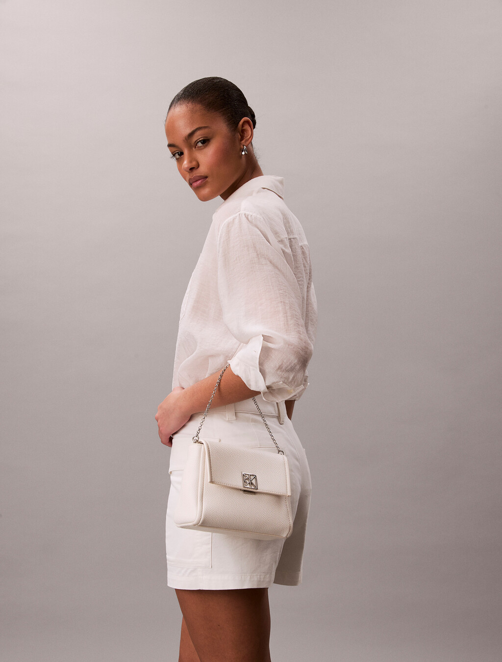 Bolso cruzado con textura de guijarro