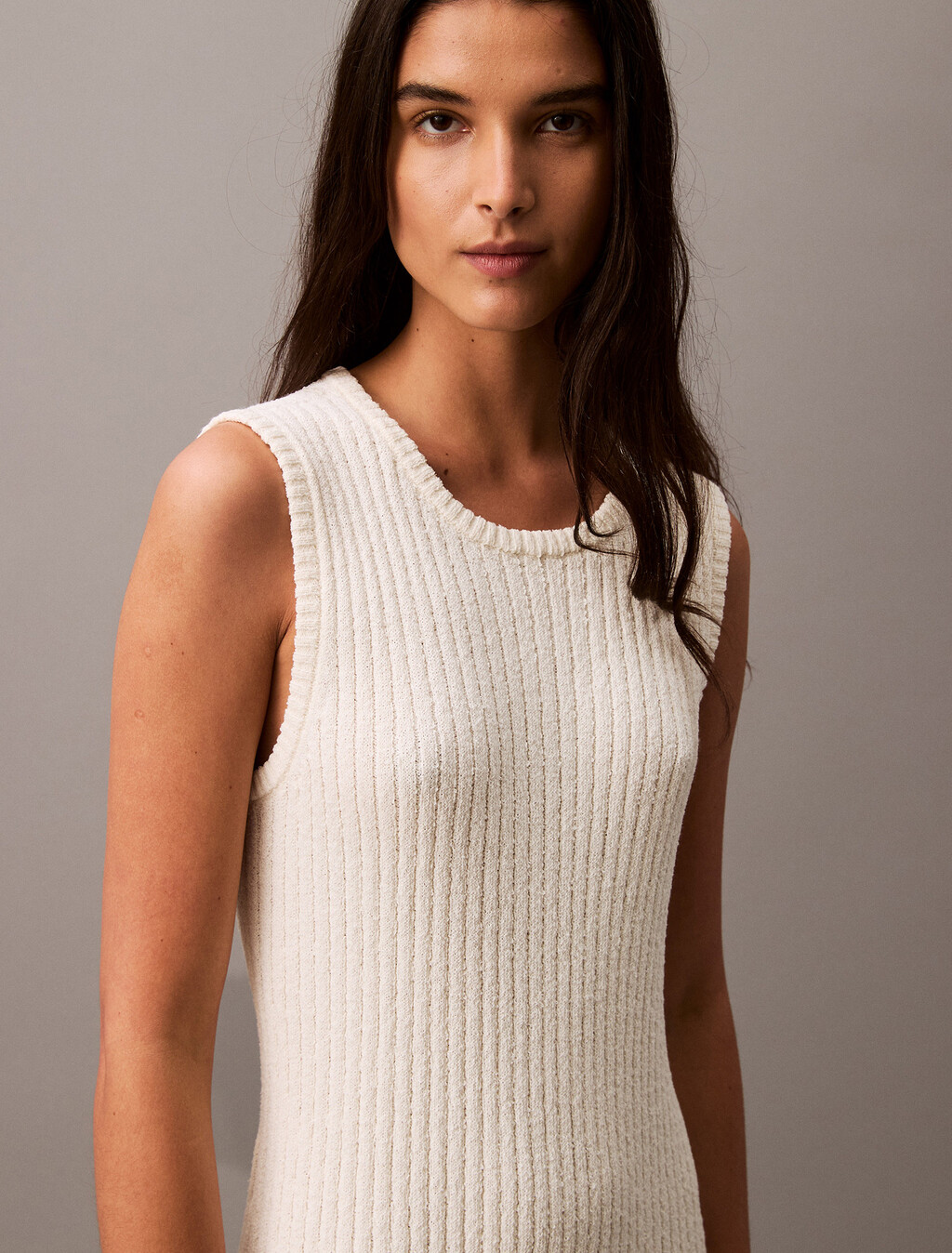 Vestido de suéter midi con cuello redondo y hebilla