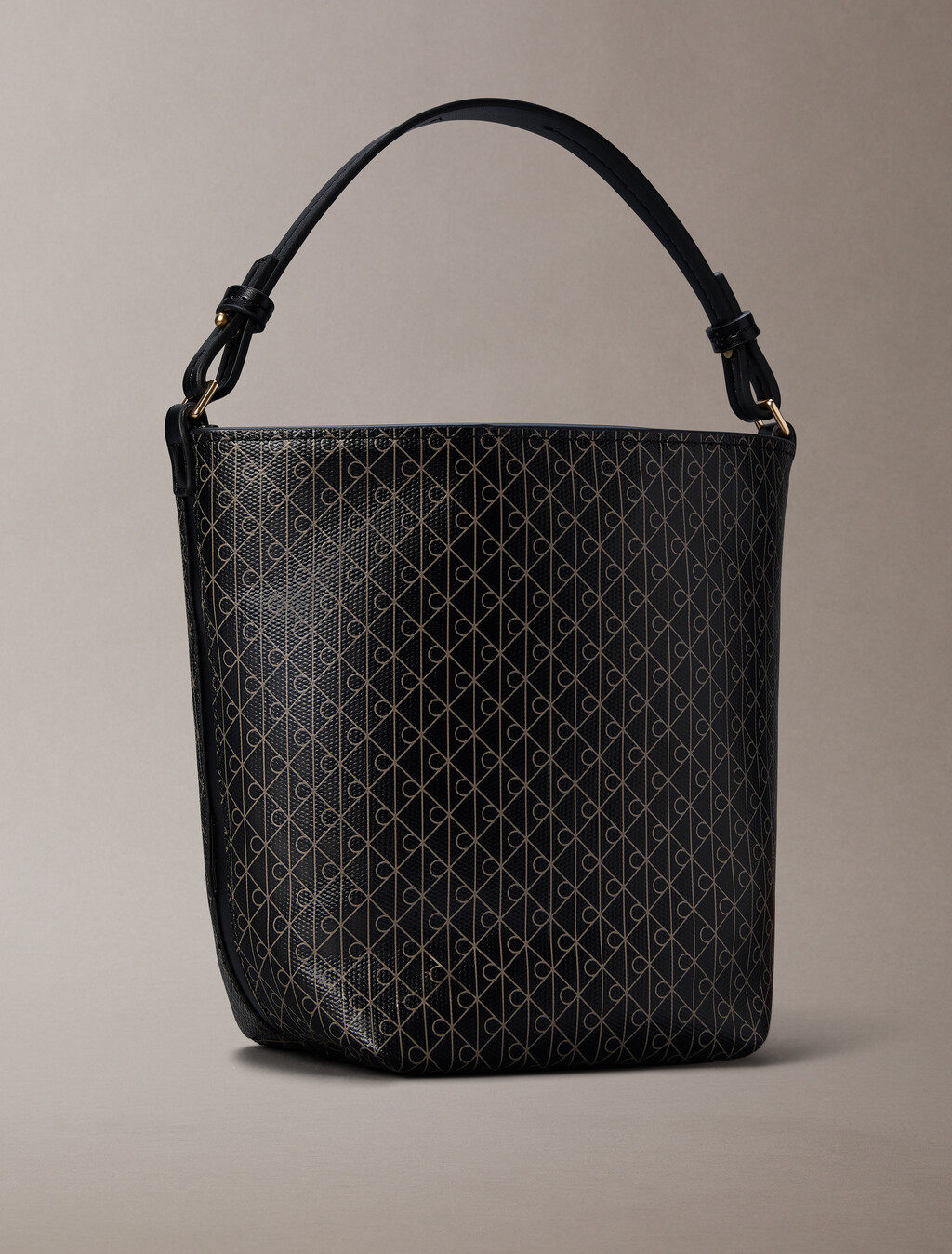 Bolso tipo cubo con logotipo de emblema en todo el diseño