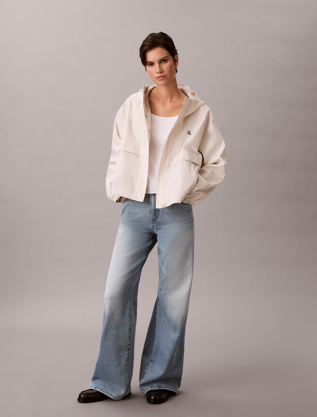Chaqueta técnica con capucha holgada