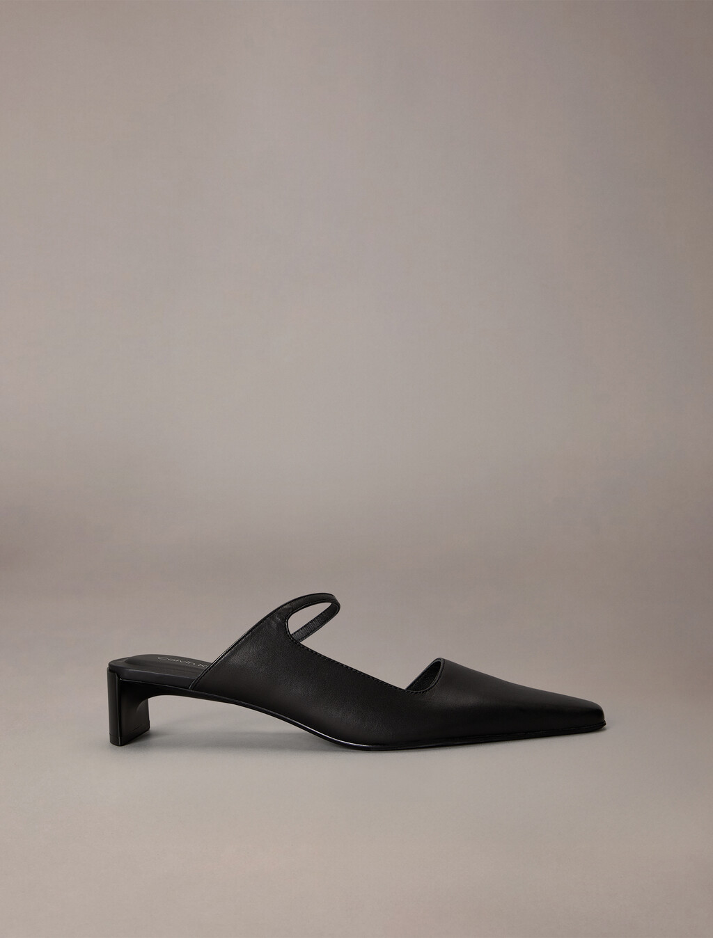 Zapato de tacón con talón retrasado