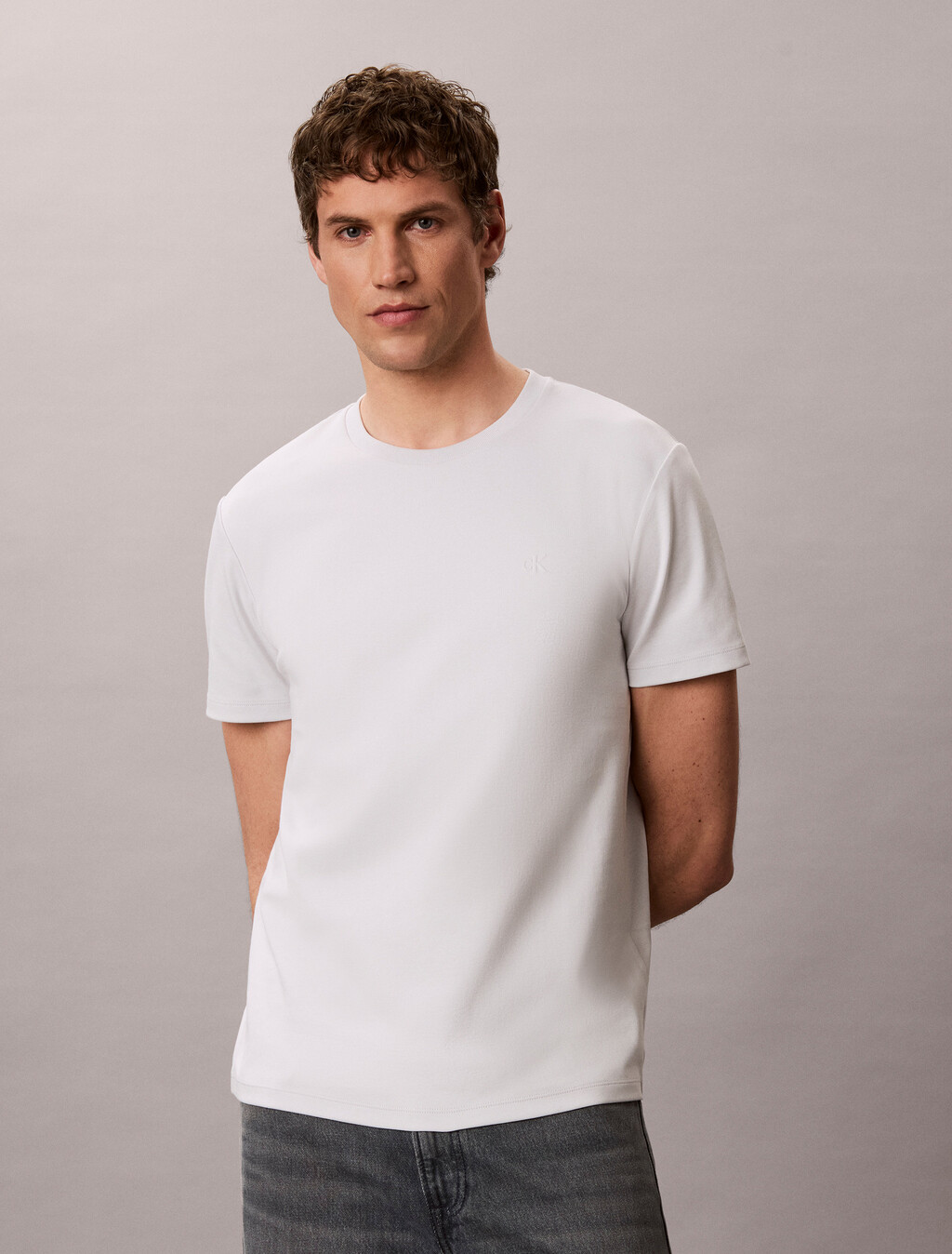 Camiseta de doble tejido con monograma ajustada y elegante