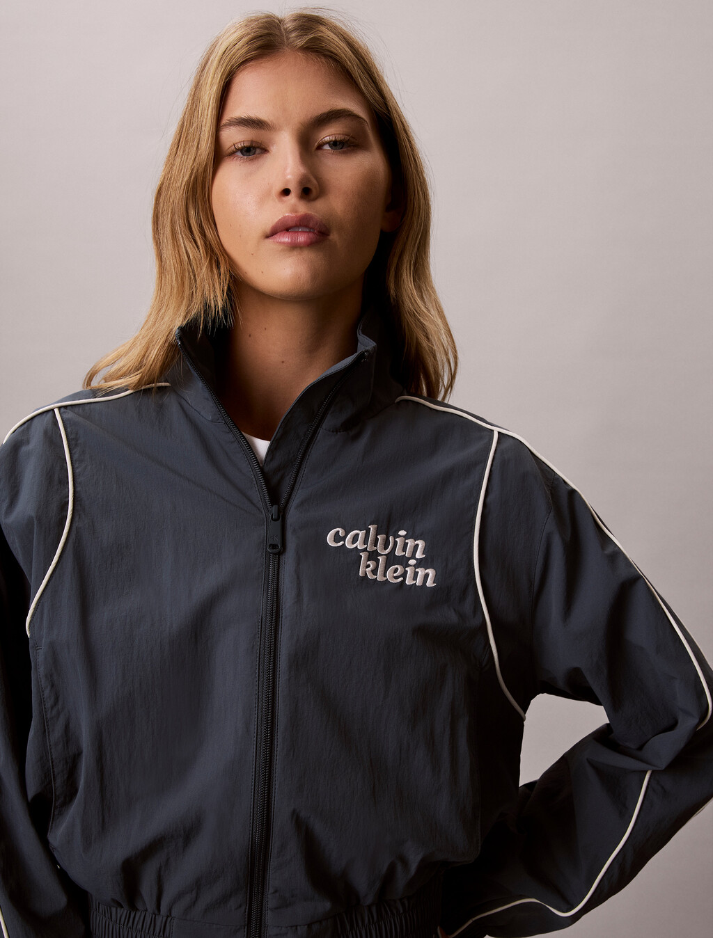 Chaqueta de nylon con costuras reforzadas