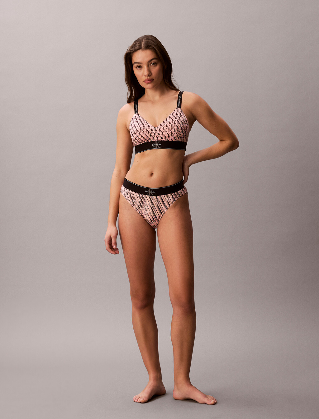 Bralette Ligeramente Forrado - Microfibra Elástica con Estampado de Monograma Gráfico