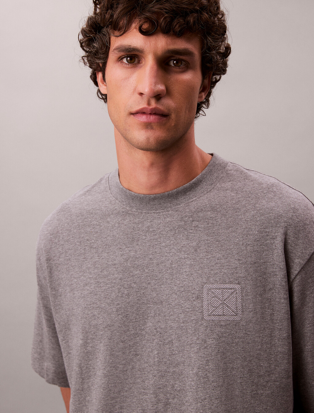 Camiseta con parche con emblema CK