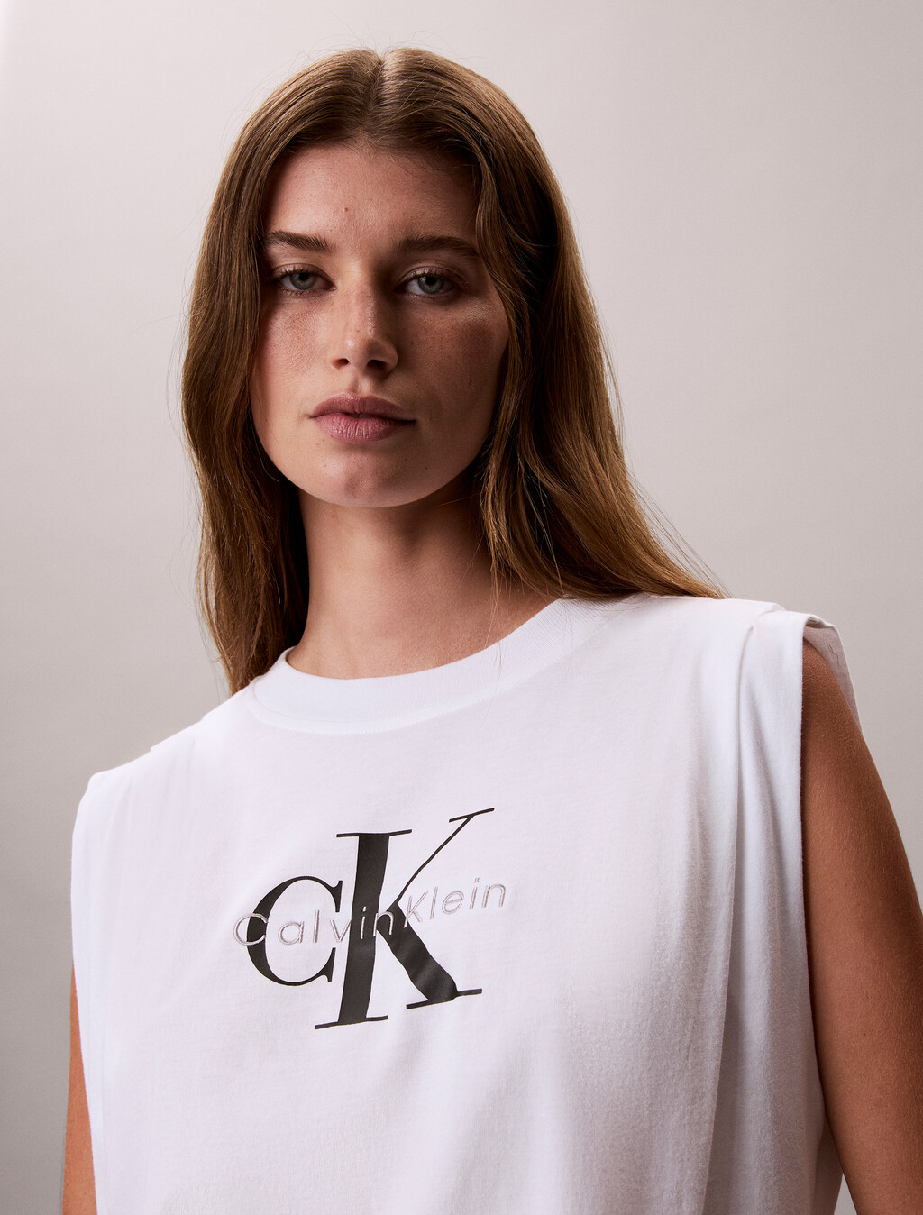 Camiseta con pliegues en hombros con monograma