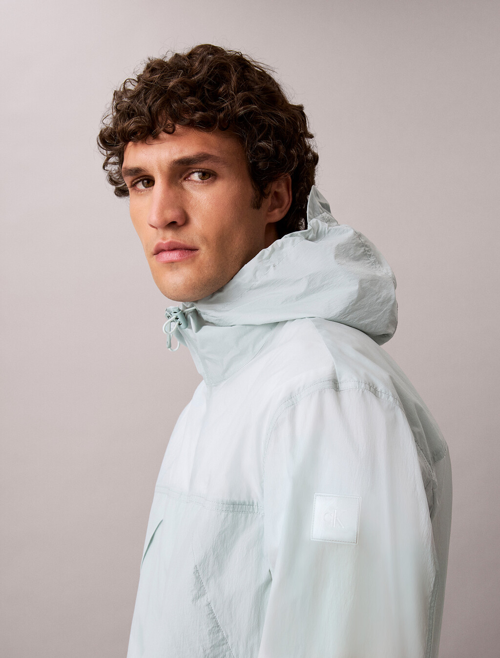 Chaqueta impermeable de nailon con capucha plegable