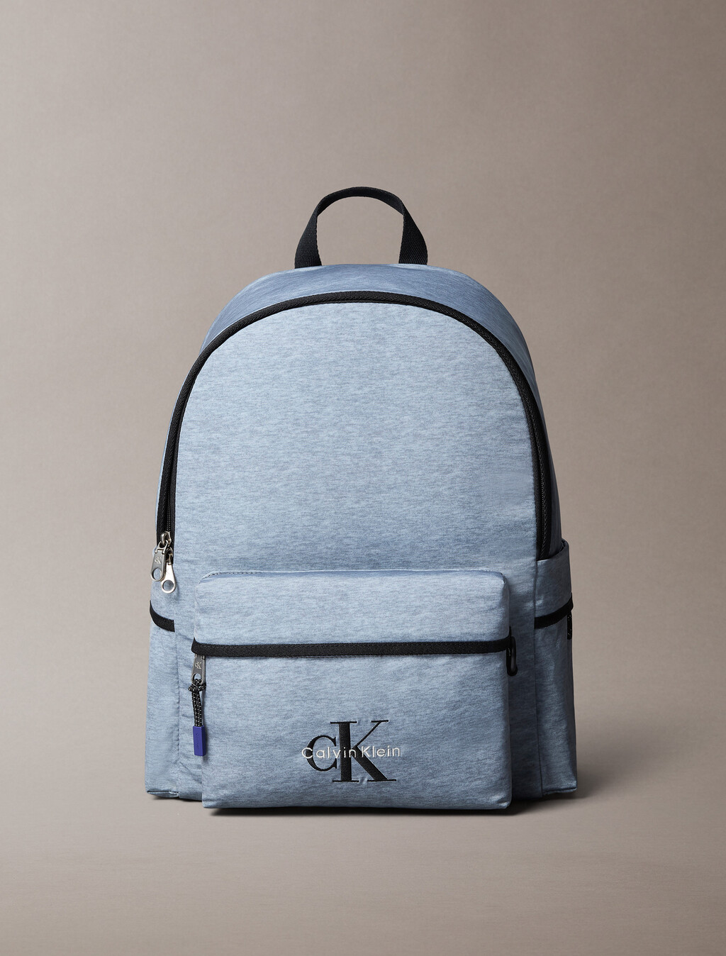 Mochila redonda de nailon con logotipo llamativo