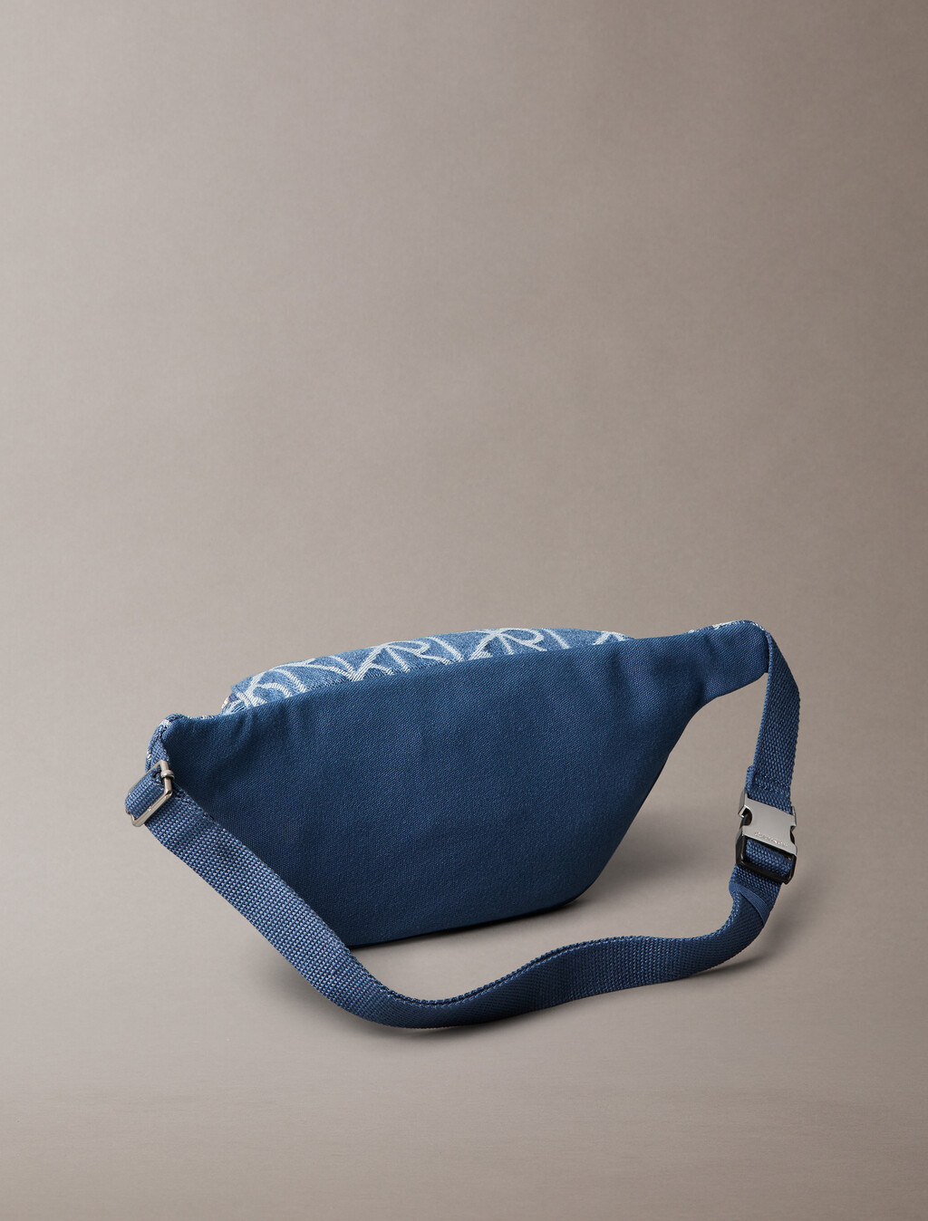 Bolso de cintura con logo de denim jacquard
