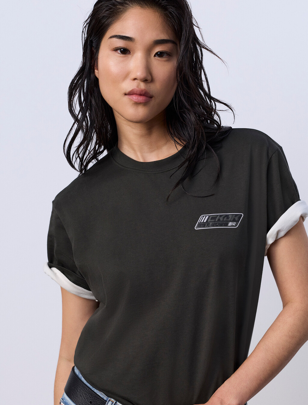 Camiseta suelta con insignia del logotipo de Jung Kook para Calvin Klein